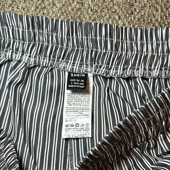 SHEIN Monochrome Striped High Waist Shorts - Picture 3 of 3